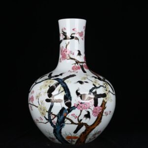 Qing Dynasty Qianlong pastel twelve magpies announcing spring picture celestial sphere vase