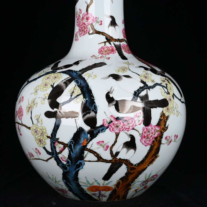 Qing Dynasty Qianlong pastel twelve magpies announcing spring picture celestial sphere vase