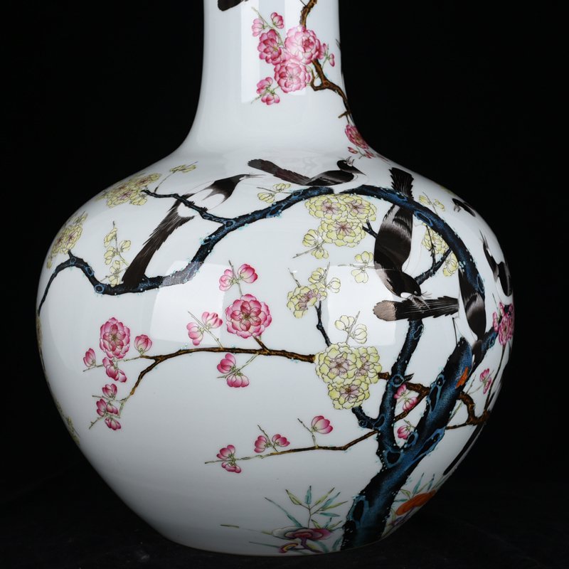 Qing Dynasty Qianlong pastel twelve magpies announcing spring picture celestial sphere vase