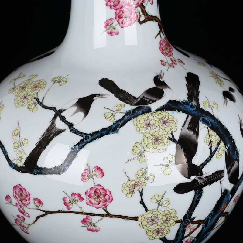 Qing Dynasty Qianlong pastel twelve magpies announcing spring picture celestial sphere vase