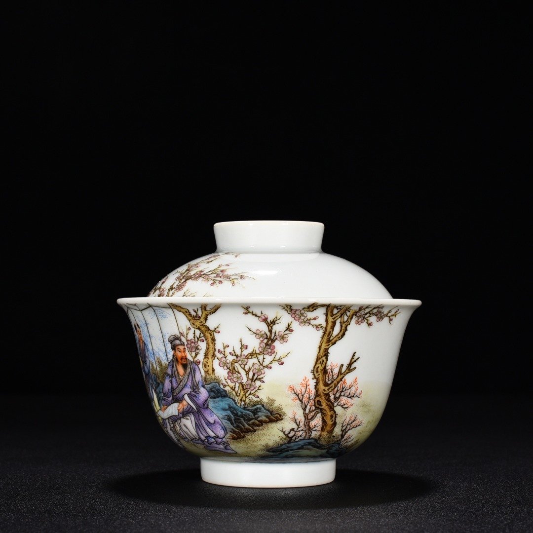 Qing Dynasty Qianlong famille rose Lin He Jing Fangmei figure covered bowl