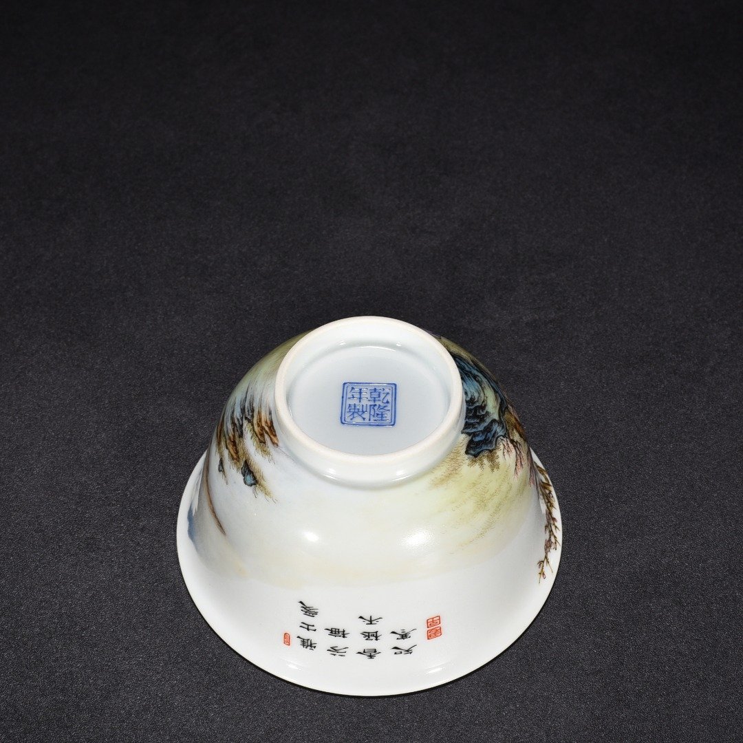 Qing Dynasty Qianlong famille rose Lin He Jing Fangmei figure covered bowl
