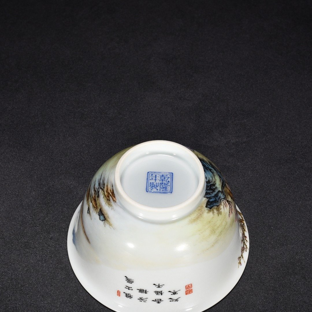Qing Dynasty Qianlong famille rose Lin He Jing Fangmei figure covered bowl