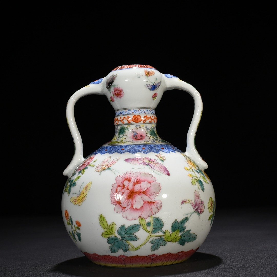 Qing Dynasty Qianlong pastel flower Ruyi ear garlic vase