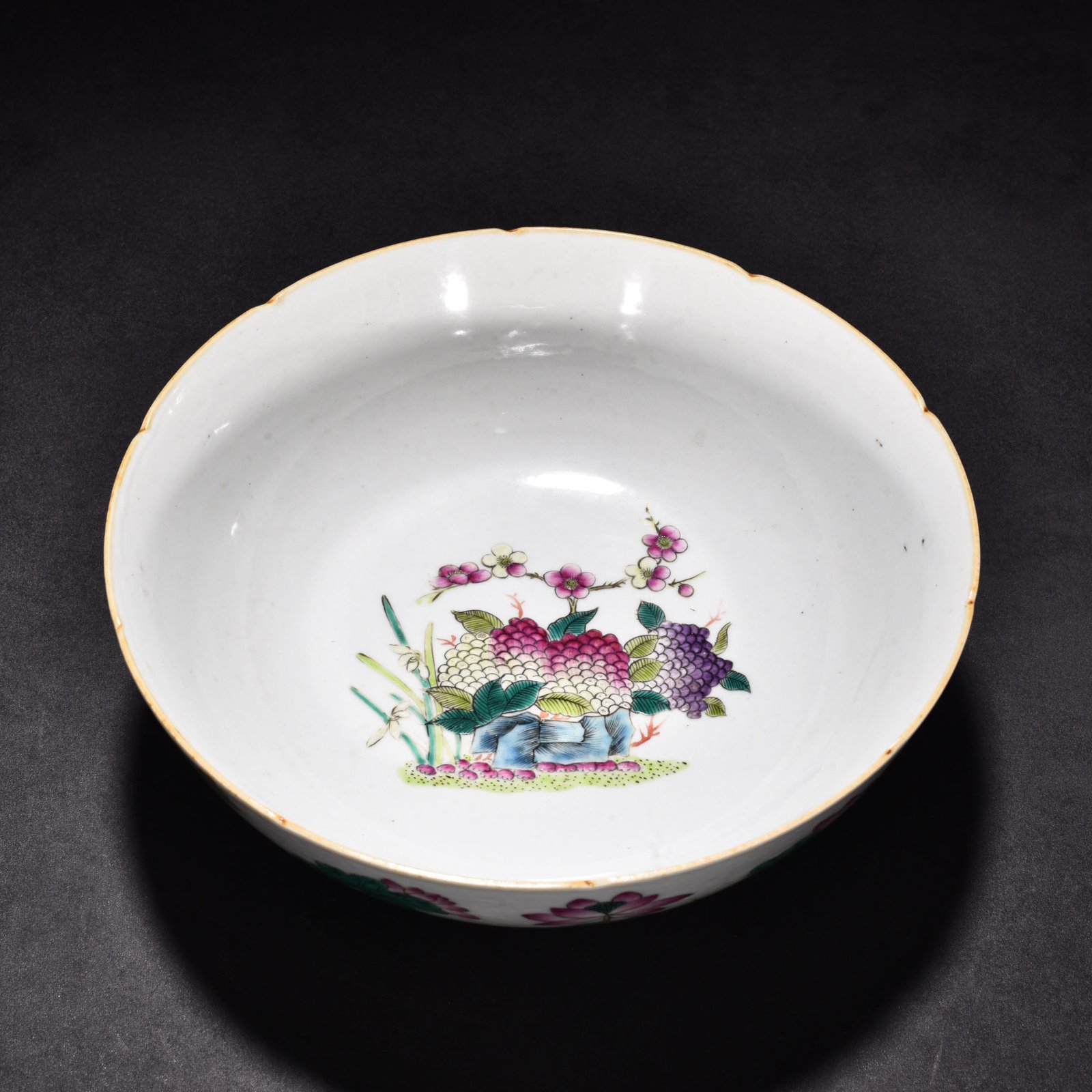Qing Dynasty Qianlong pastel flower and bird bowl