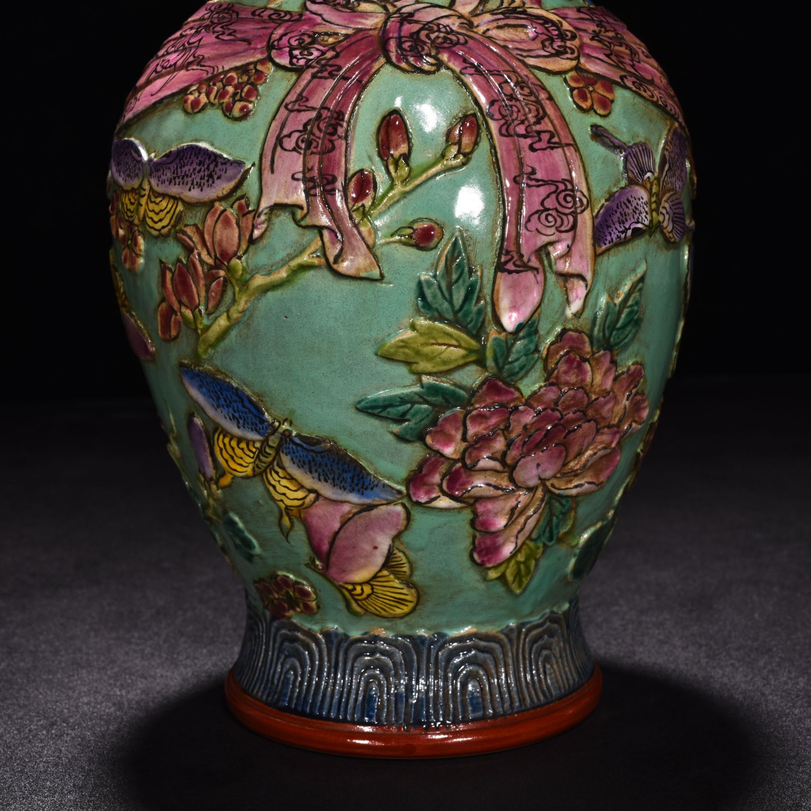 Qing Dynasty Qianlong pastel carved butterfly love and flower baggage vase