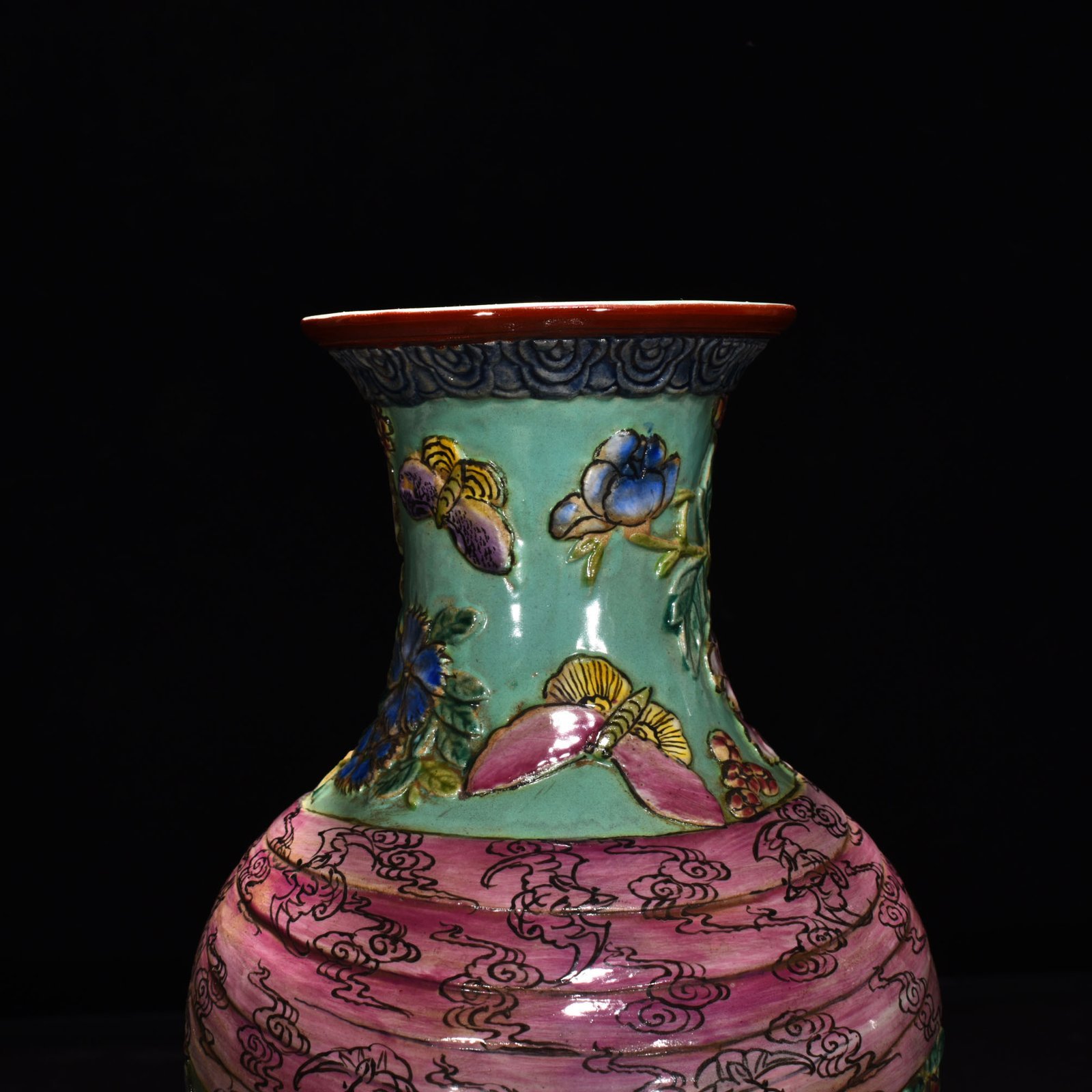 Qing Dynasty Qianlong pastel carved butterfly love and flower baggage vase