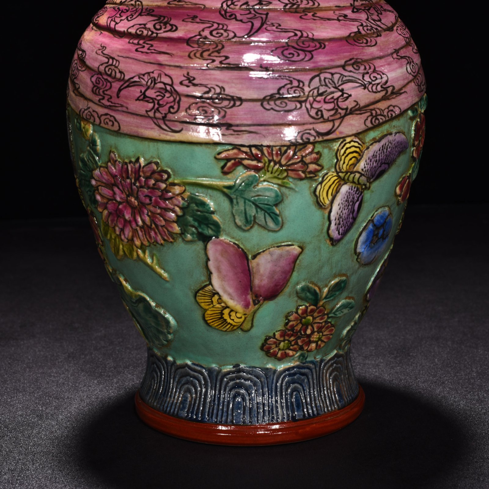 Qing Dynasty Qianlong pastel carved butterfly love and flower baggage vase