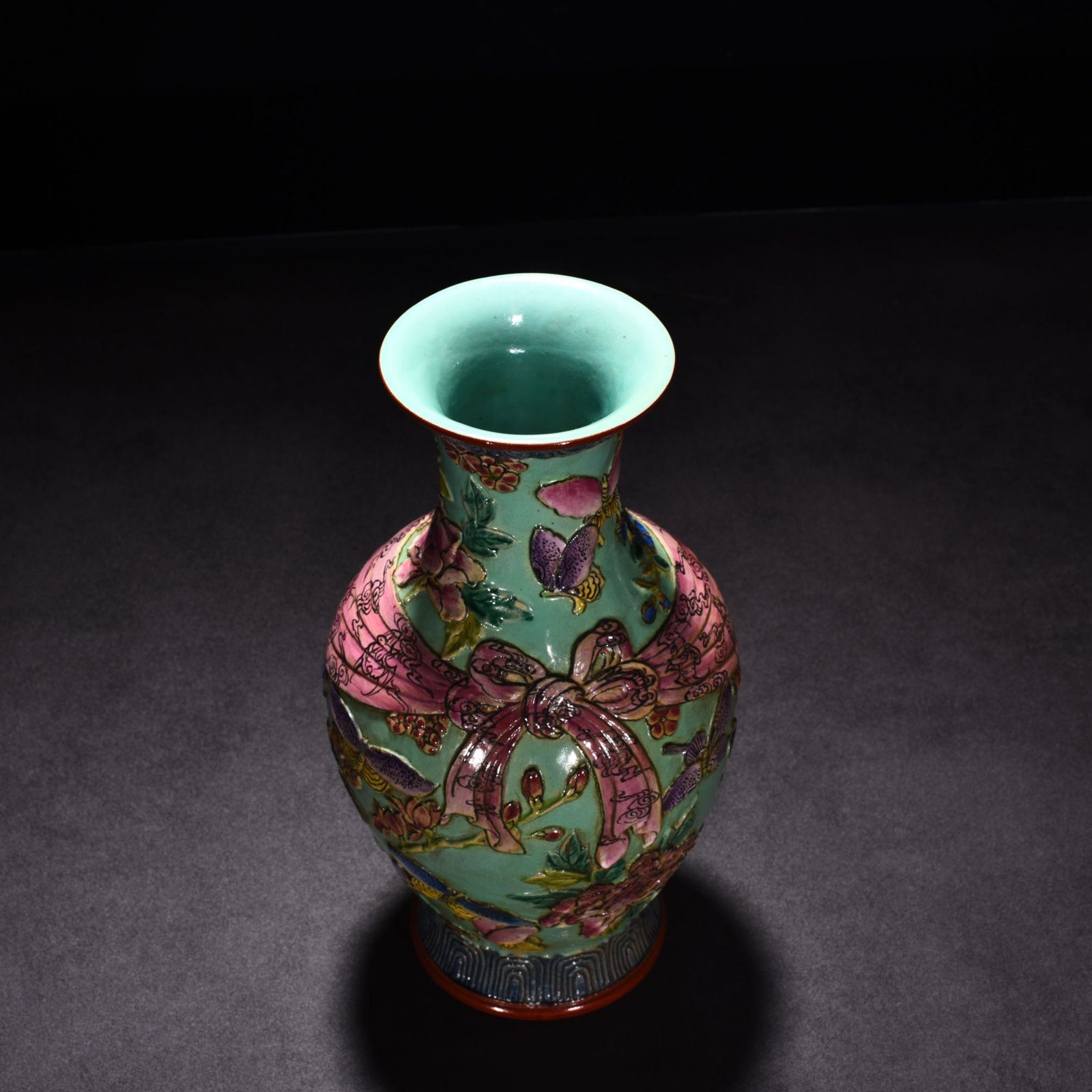 Qing Dynasty Qianlong pastel carved butterfly love and flower baggage vase