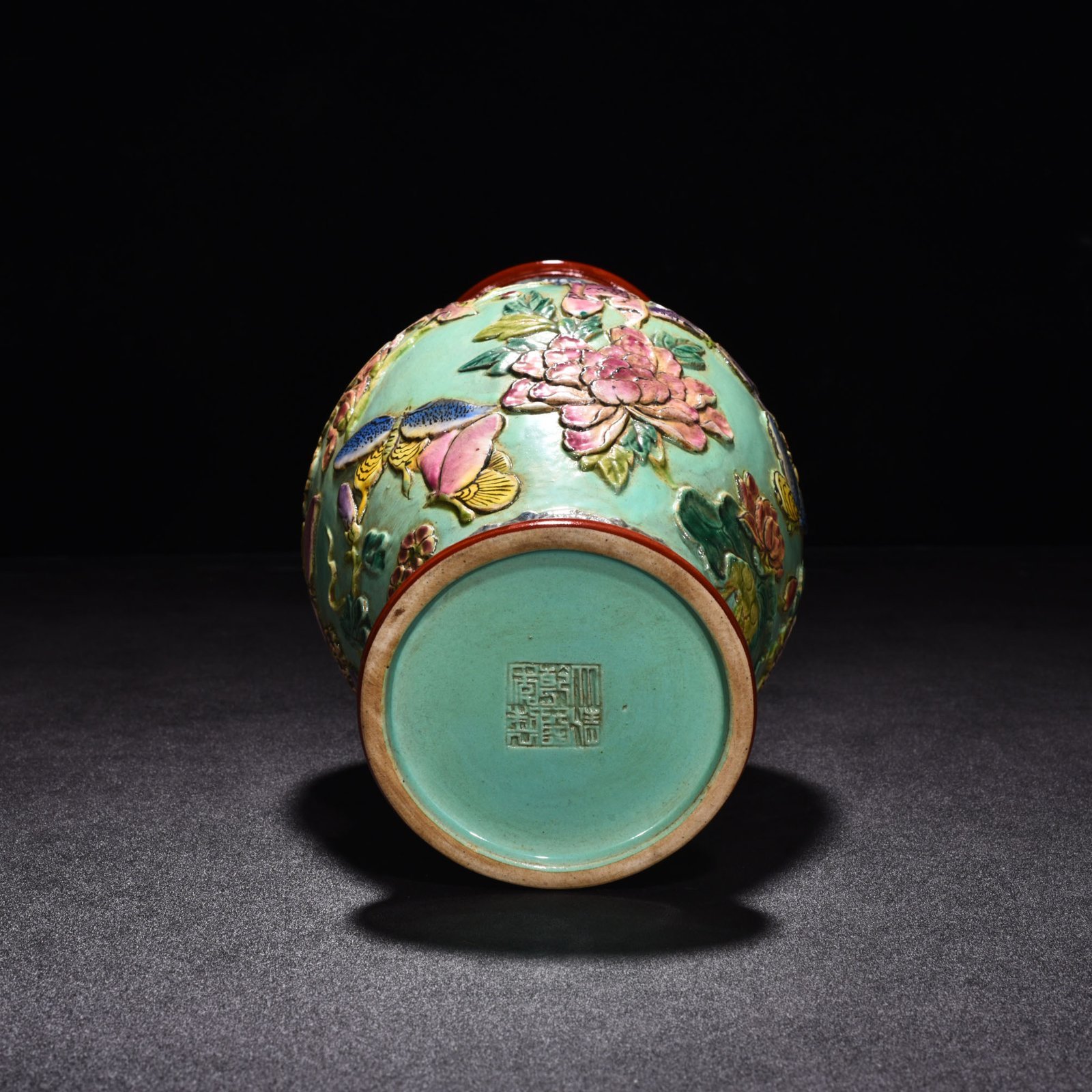 Qing Dynasty Qianlong pastel carved butterfly love and flower baggage vase