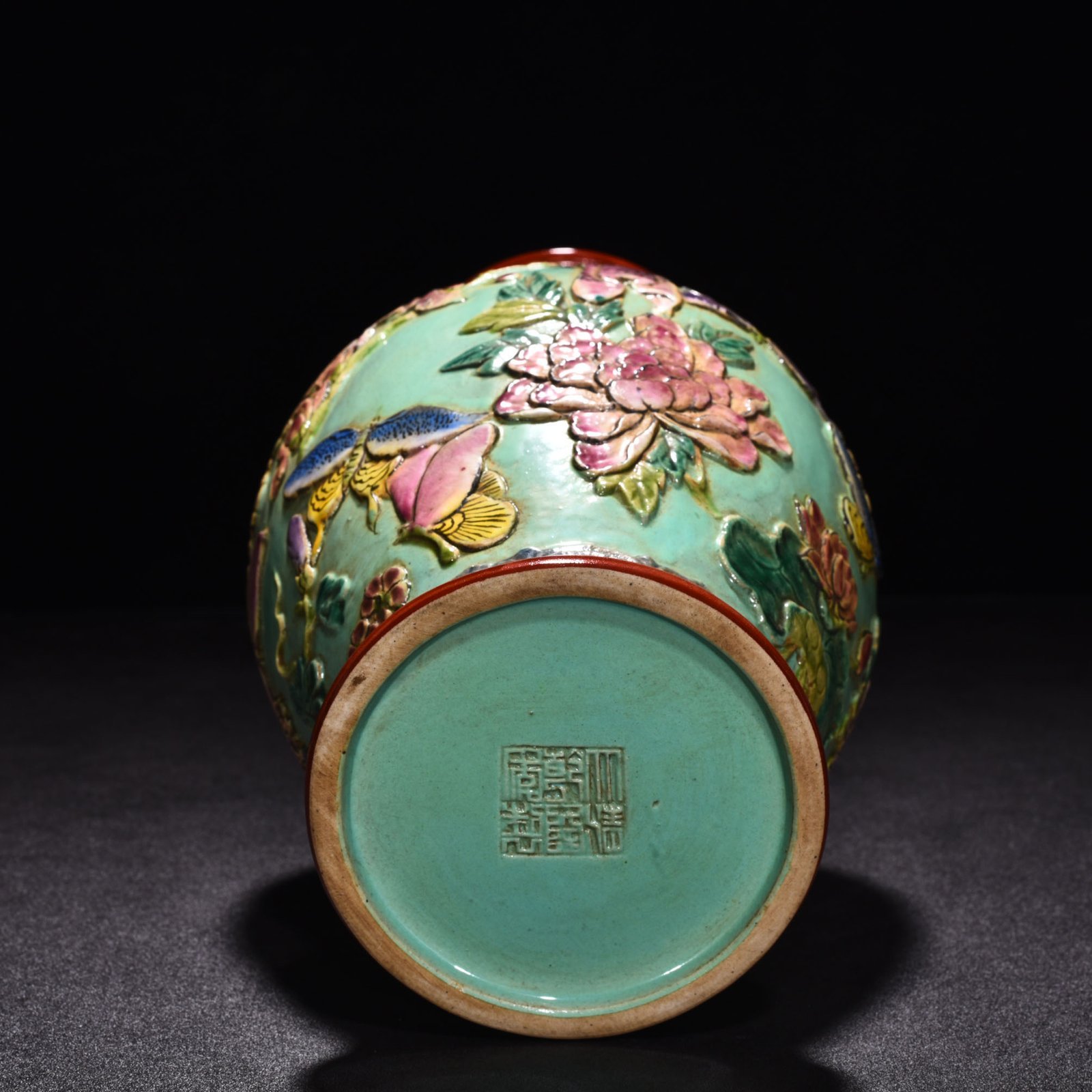 Qing Dynasty Qianlong pastel carved butterfly love and flower baggage vase