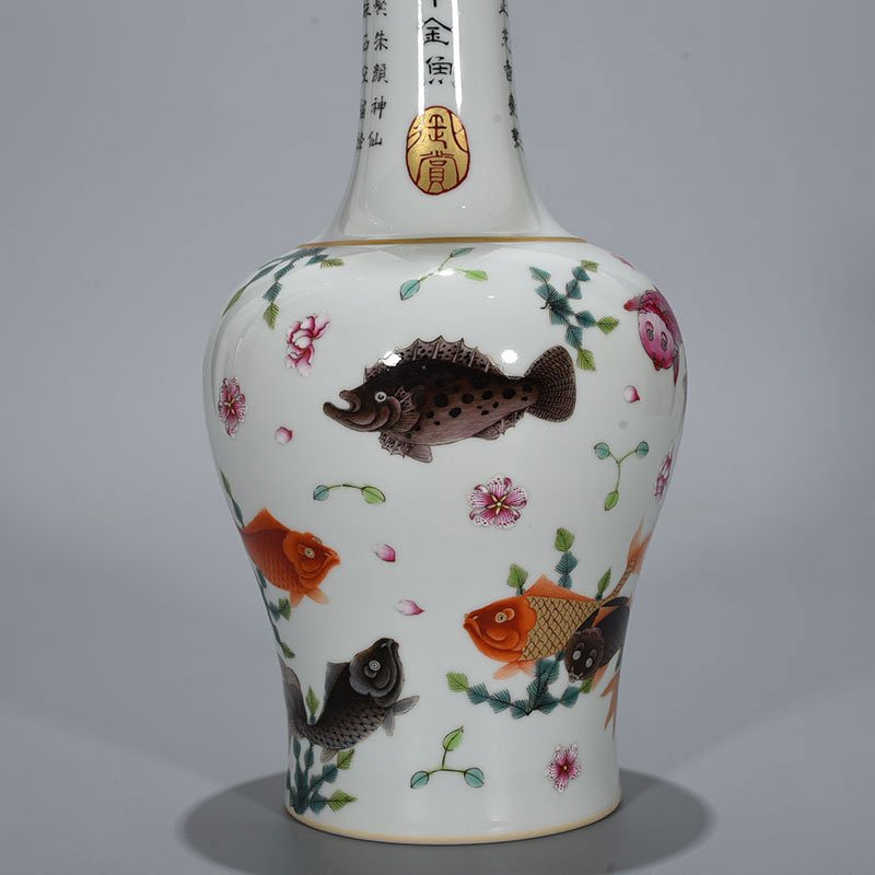 Qing Dynasty Qianlong pastel fish and algae rattle bottle rattle statue