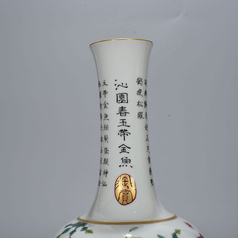 Qing Dynasty Qianlong pastel fish and algae rattle bottle rattle statue