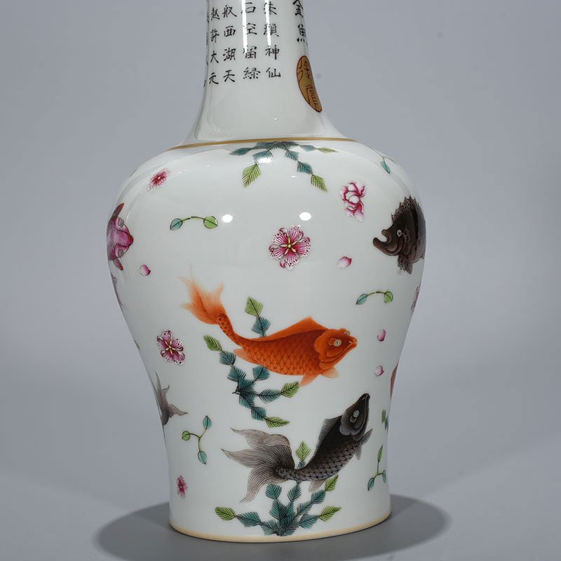 Qing Dynasty Qianlong pastel fish and algae rattle bottle rattle statue