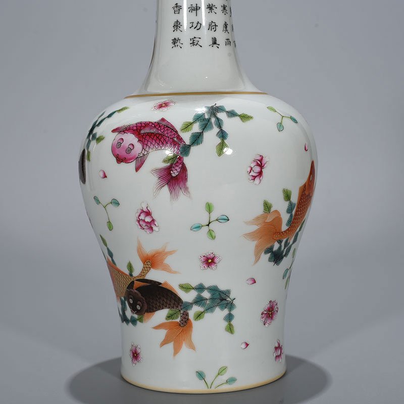 Qing Dynasty Qianlong pastel fish and algae rattle bottle rattle statue
