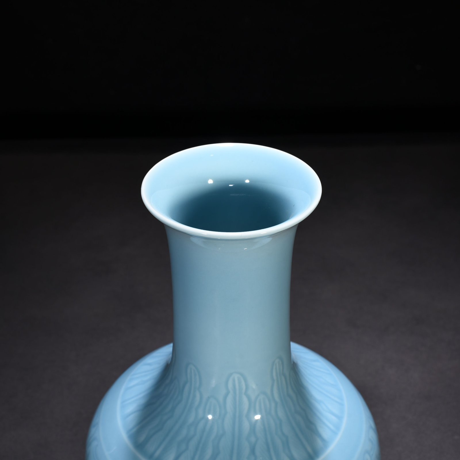 Qing Dynasty Qianlong pink celadon glaze vase with chilong