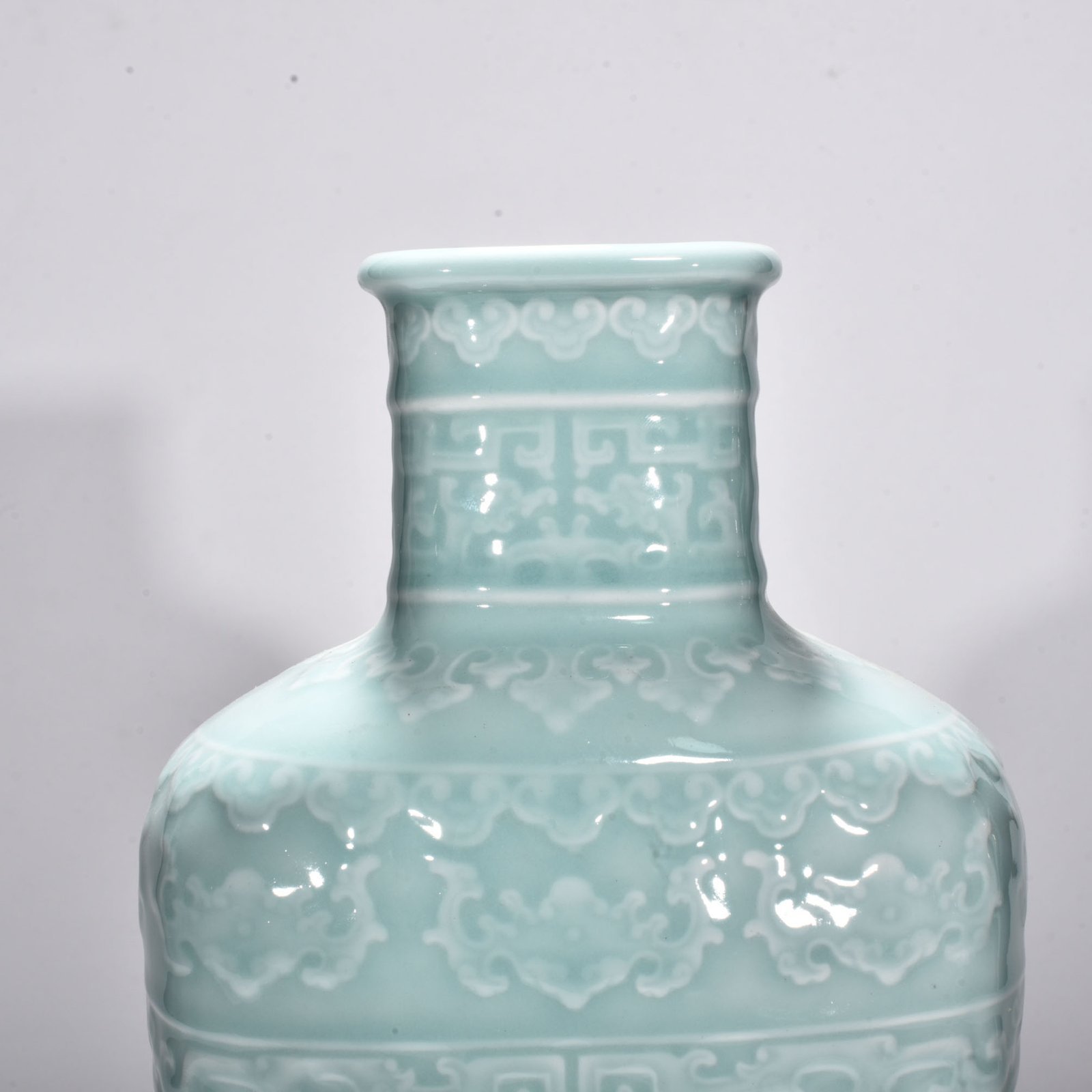 Qing Dynasty Qianlong pink celadon glaze flat bottle with Huilong Ruyi