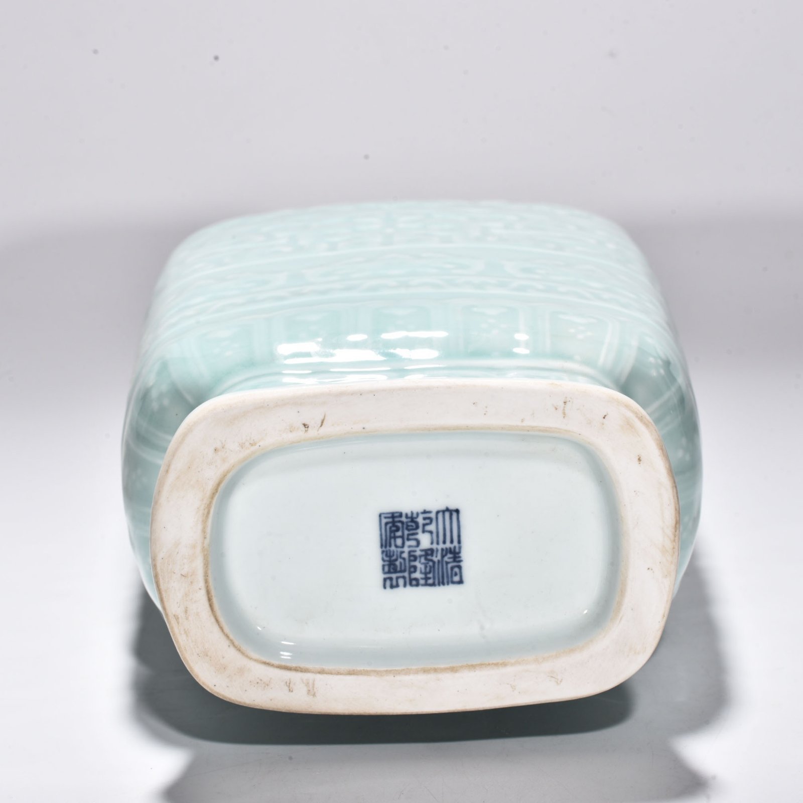 Qing Dynasty Qianlong pink celadon glaze flat bottle with Huilong Ruyi