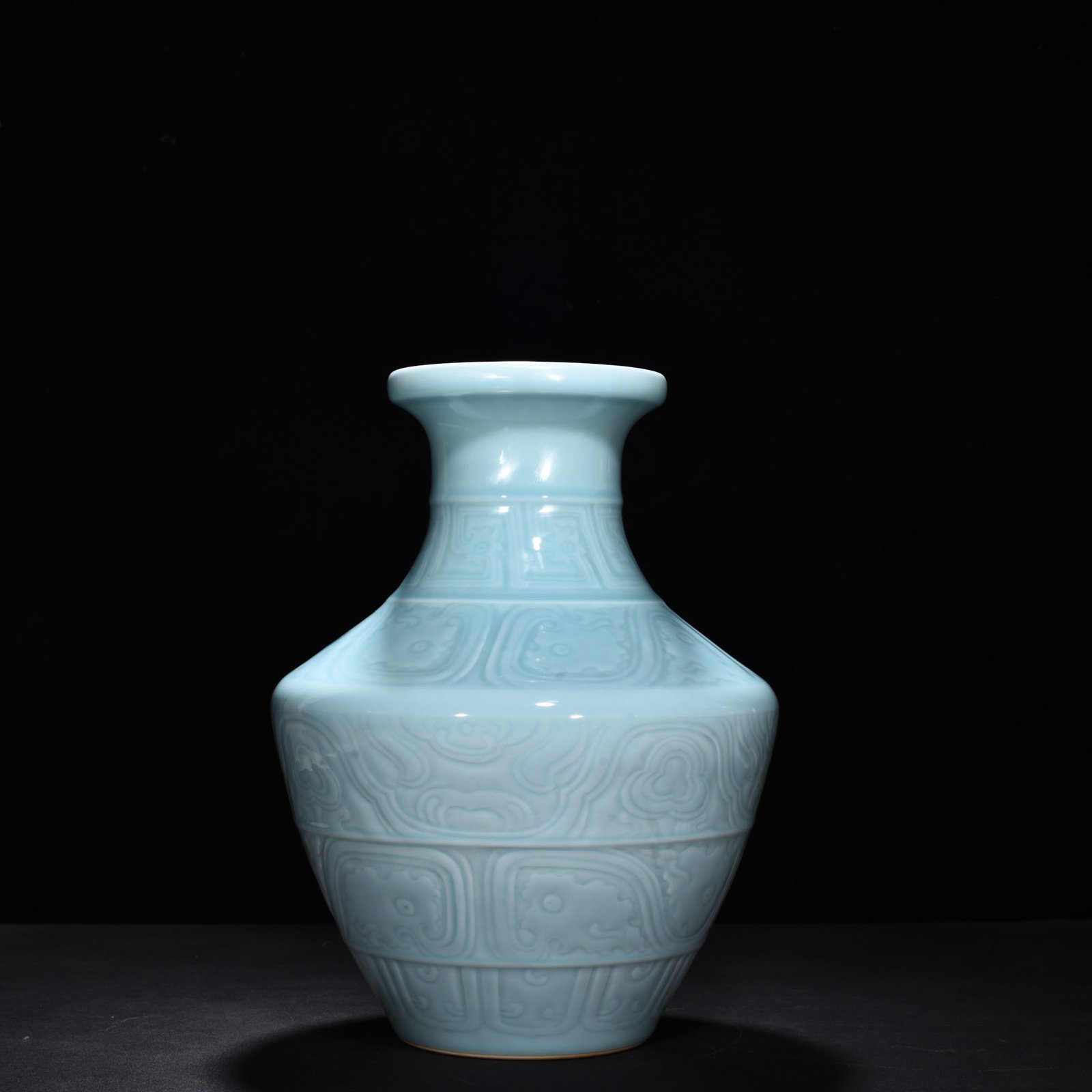 Qing Dynasty Qianlong pink celadon glaze plate-mouth bottle with dragon