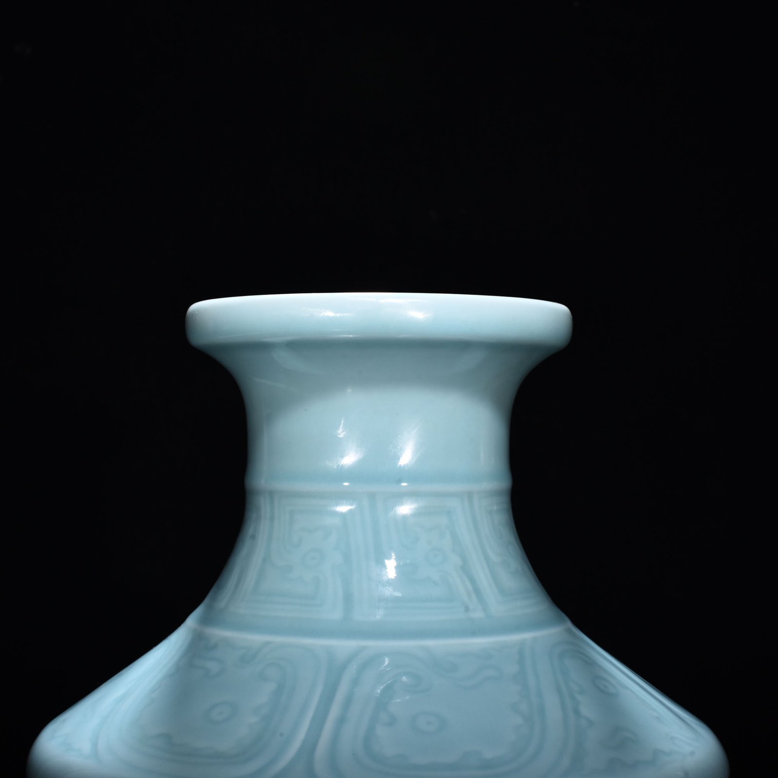 Qing Dynasty Qianlong pink celadon glaze plate-mouth bottle with dragon