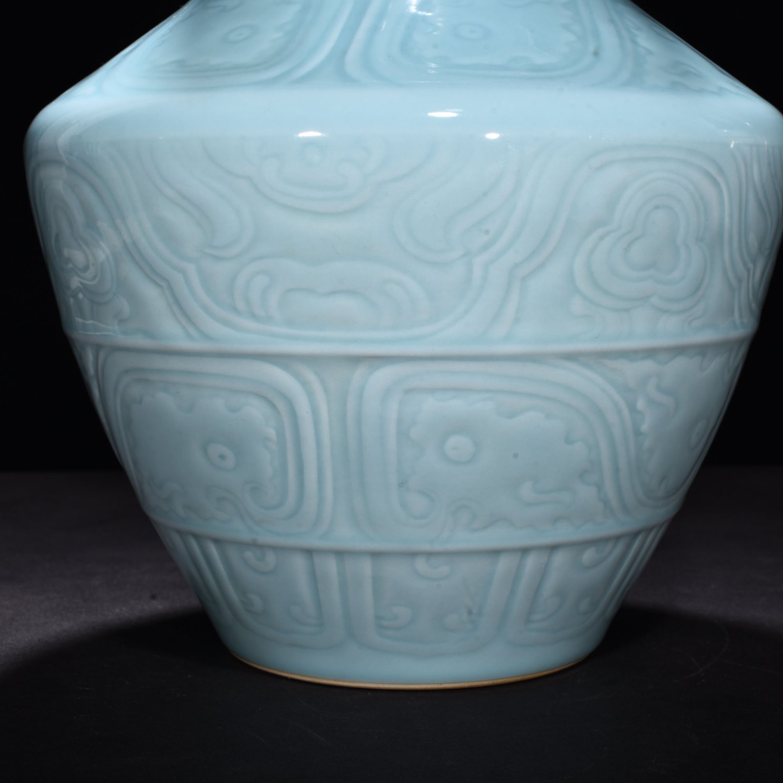 Qing Dynasty Qianlong pink celadon glaze plate-mouth bottle with dragon