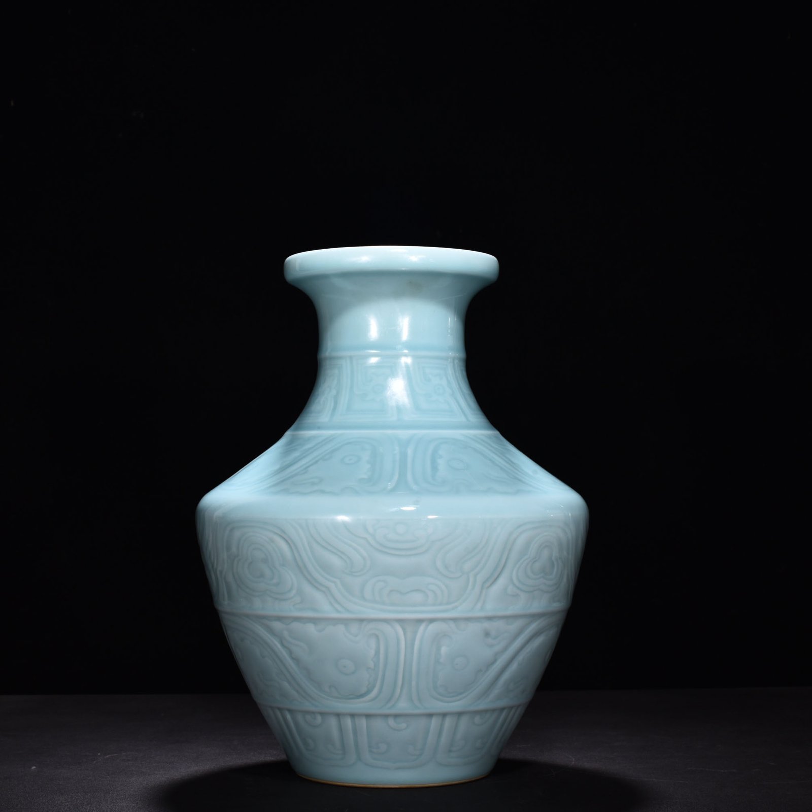 Qing Dynasty Qianlong pink celadon glaze plate-mouth bottle with dragon