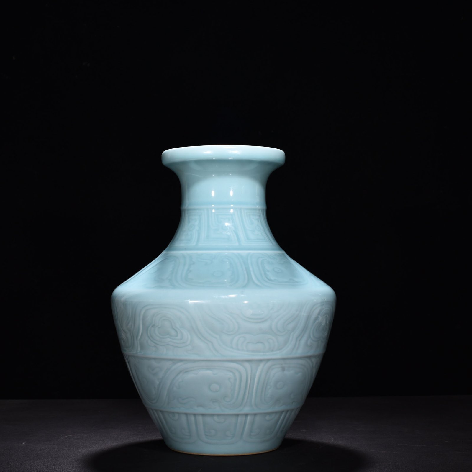 Qing Dynasty Qianlong pink celadon glaze plate-mouth bottle with dragon