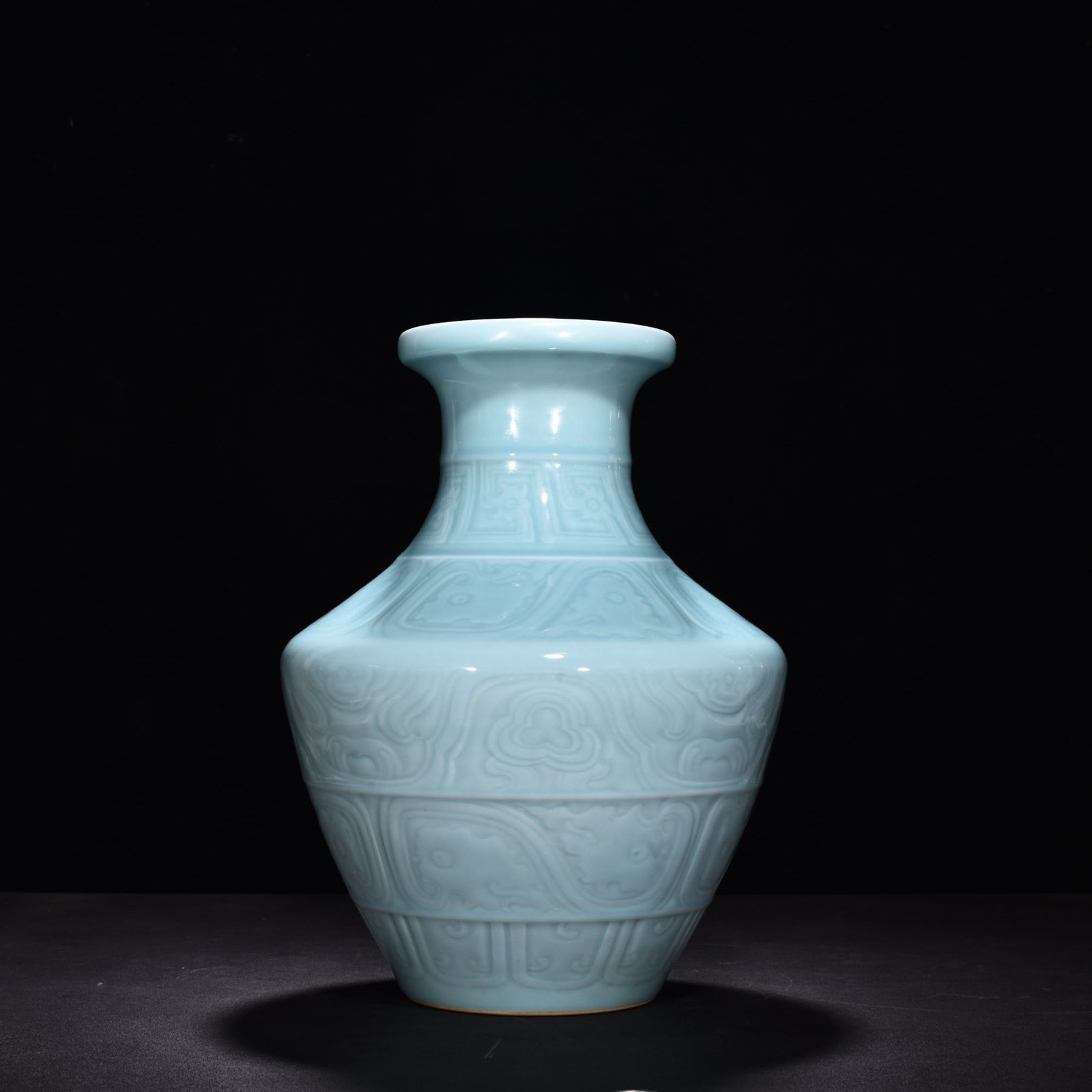 Qing Dynasty Qianlong pink celadon glaze plate-mouth bottle with dragon