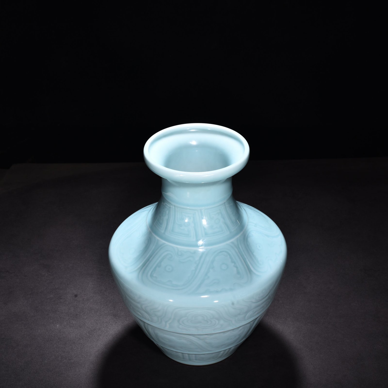 Qing Dynasty Qianlong pink celadon glaze plate-mouth bottle with dragon