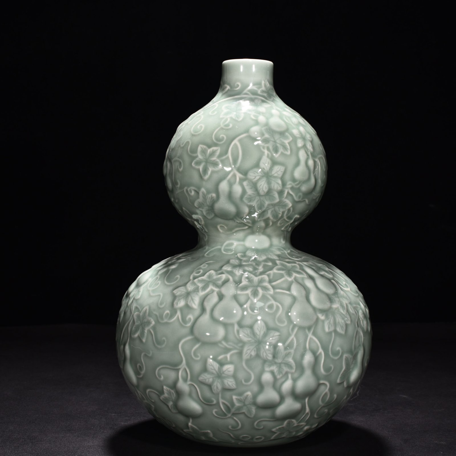Qing Dynasty Qianlong pink celadon glaze descendant Wandai gourd vase