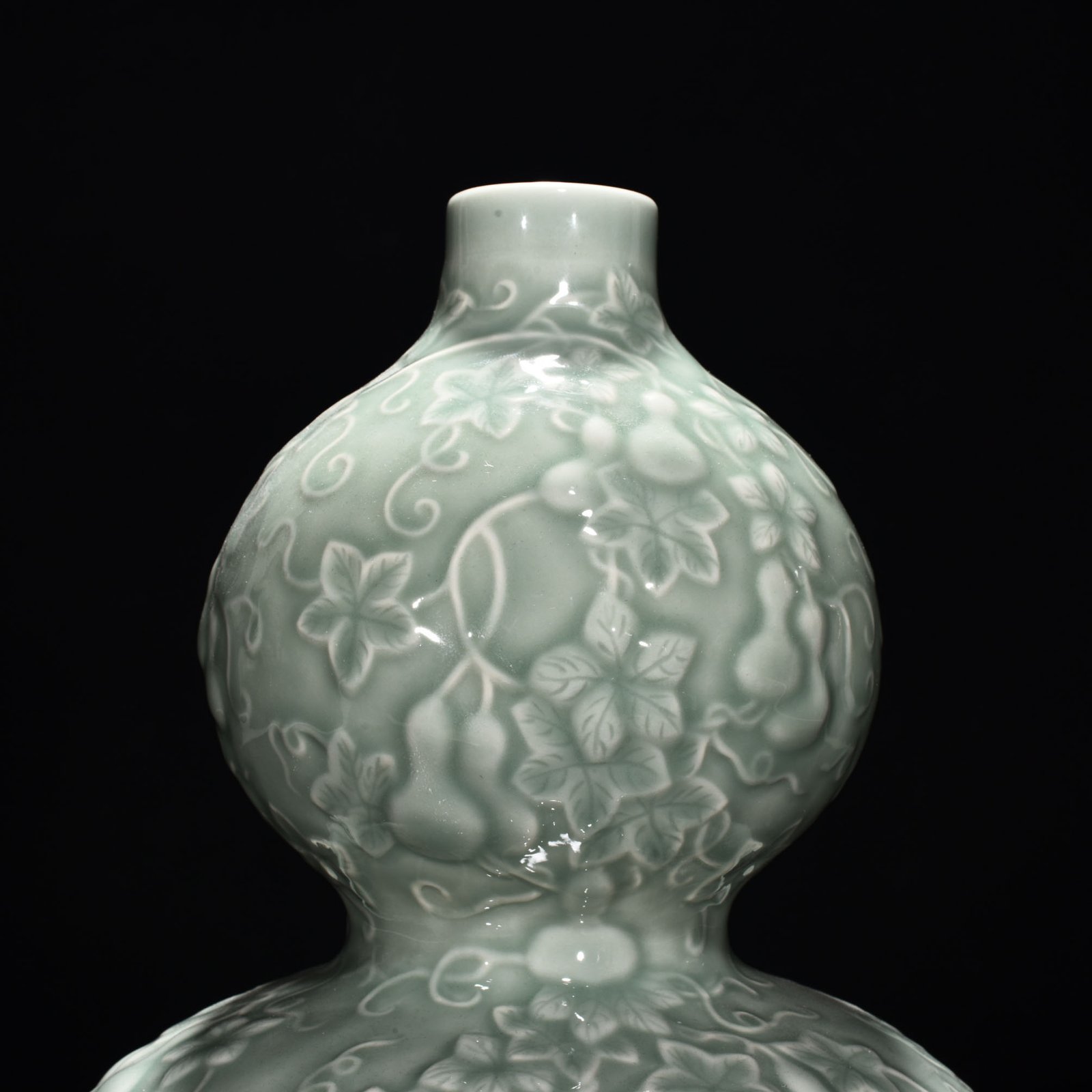 Qing Dynasty Qianlong pink celadon glaze descendant Wandai gourd vase