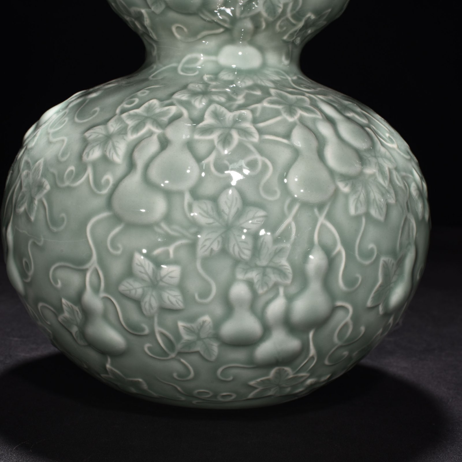 Qing Dynasty Qianlong pink celadon glaze descendant Wandai gourd vase