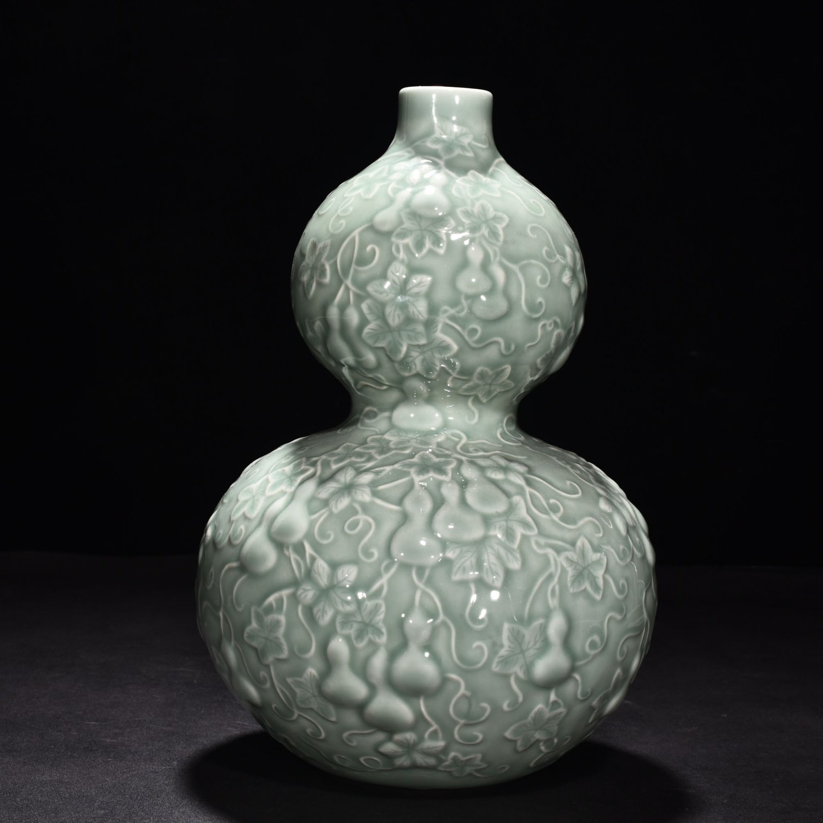 Qing Dynasty Qianlong pink celadon glaze descendant Wandai gourd vase