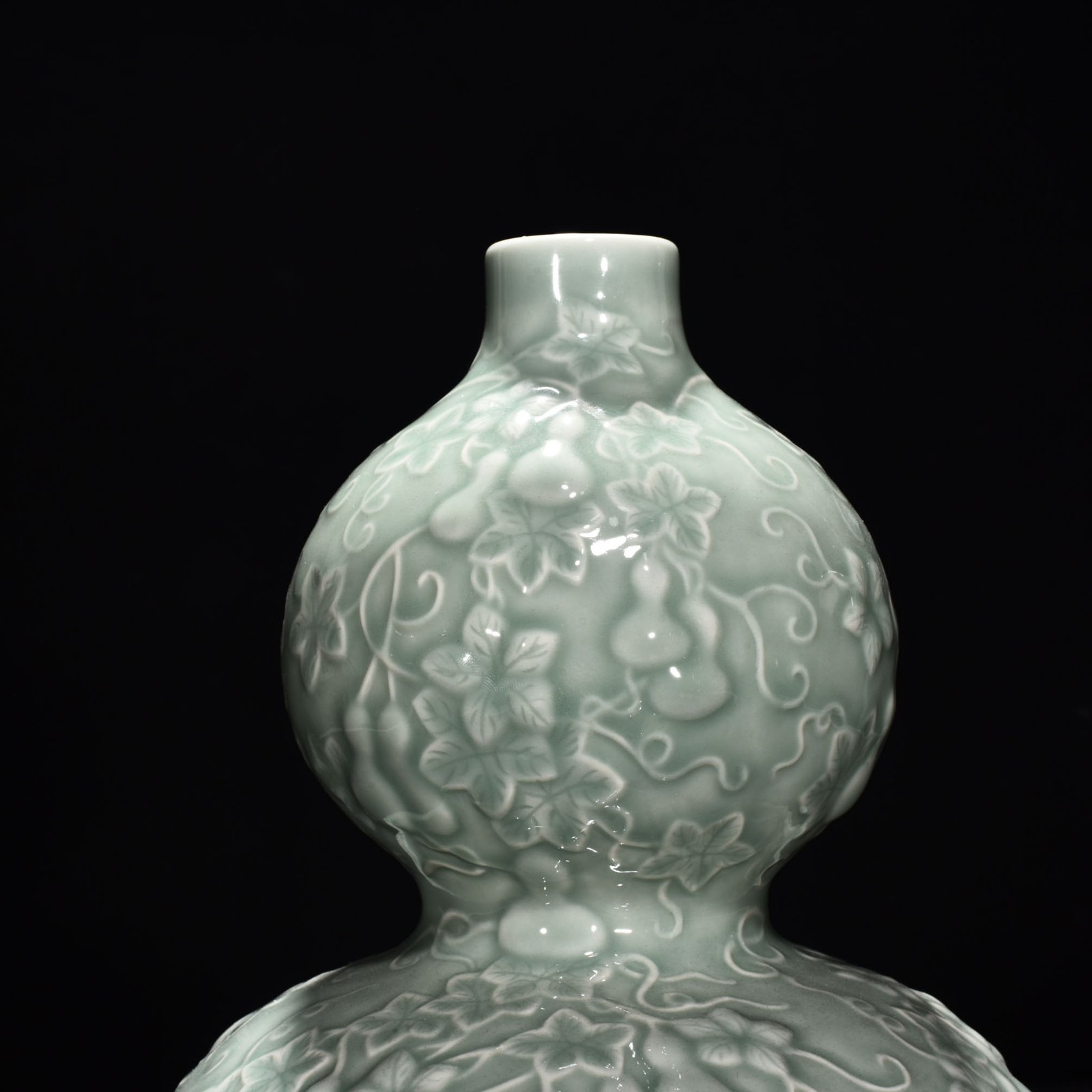 Qing Dynasty Qianlong pink celadon glaze descendant Wandai gourd vase