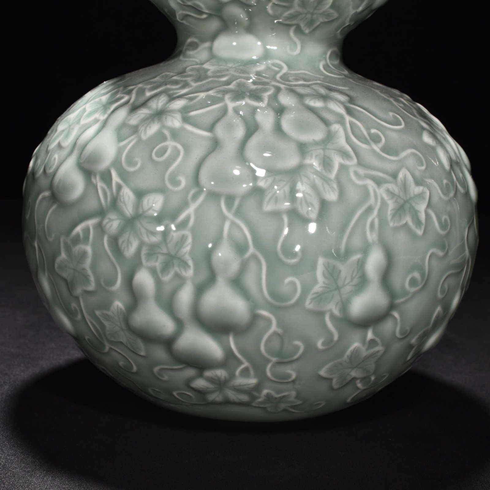 Qing Dynasty Qianlong pink celadon glaze descendant Wandai gourd vase