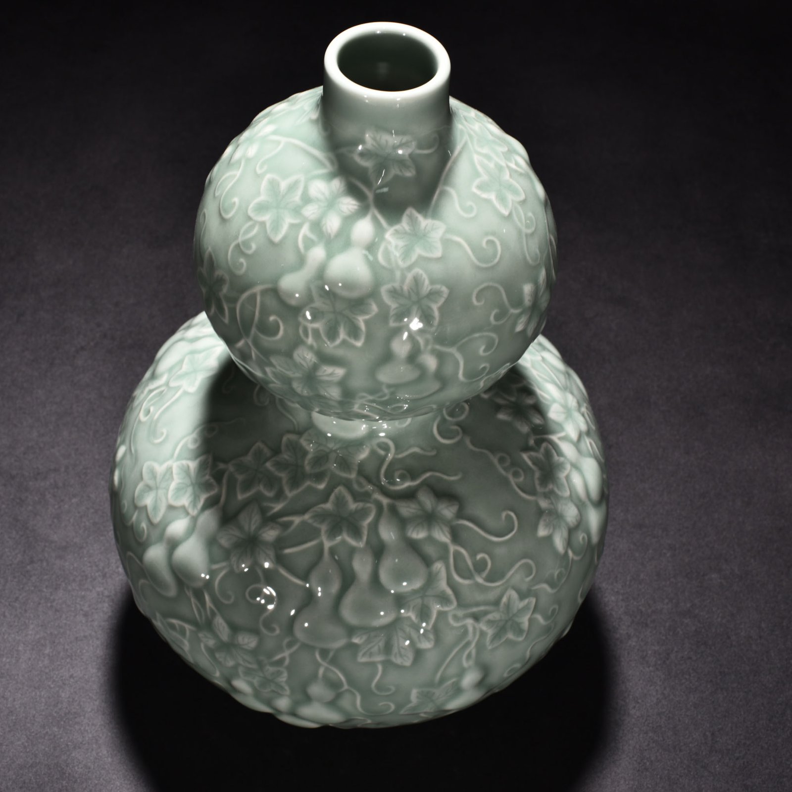 Qing Dynasty Qianlong pink celadon glaze descendant Wandai gourd vase