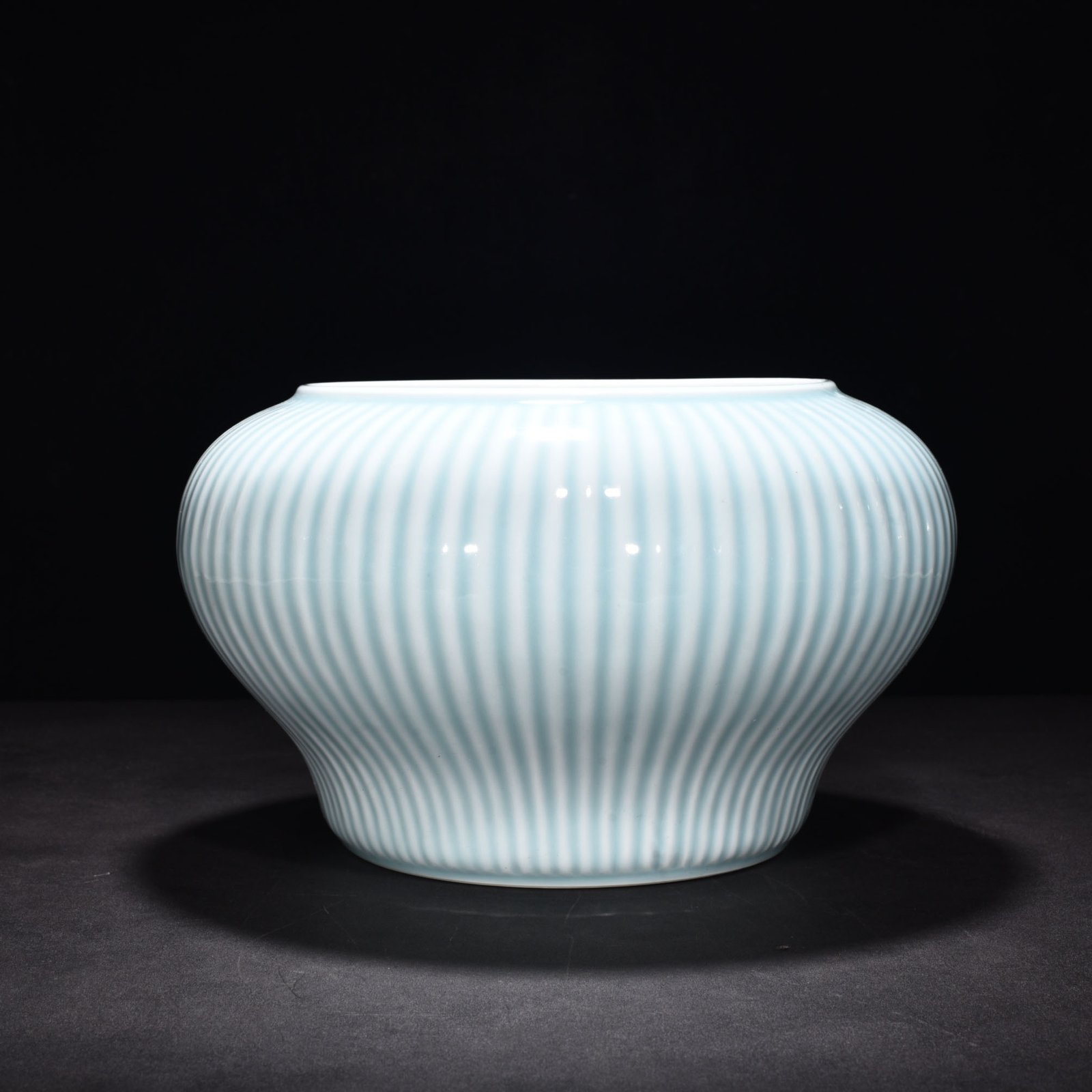 Qing Dynasty Qianlong pink celadon glaze line jar