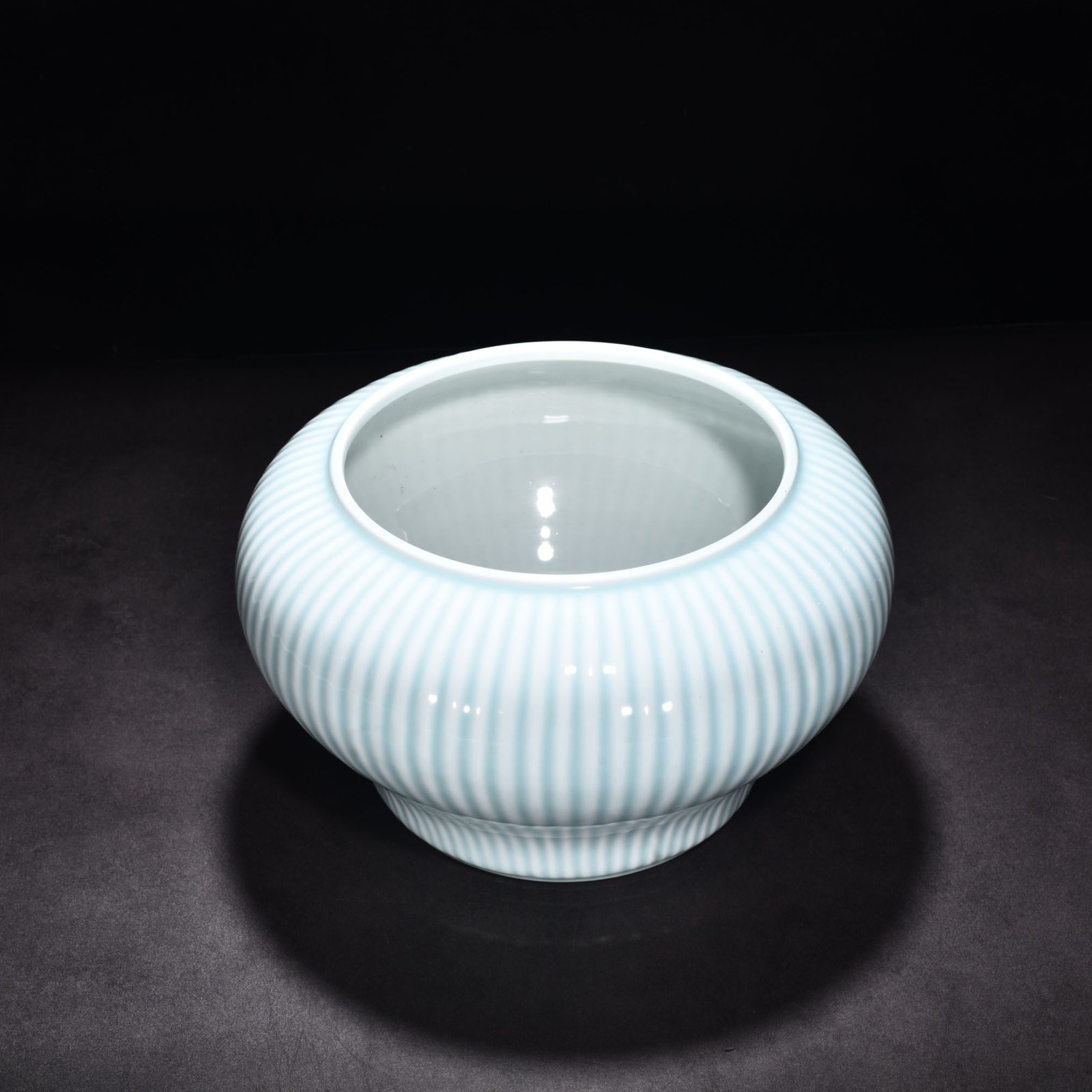 Qing Dynasty Qianlong pink celadon glaze line jar