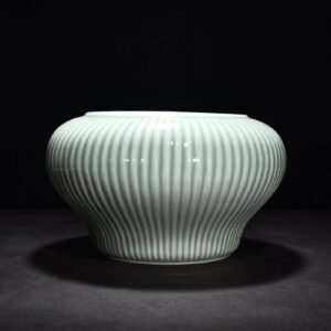 Qing Dynasty Qianlong pink celadon glaze line jar