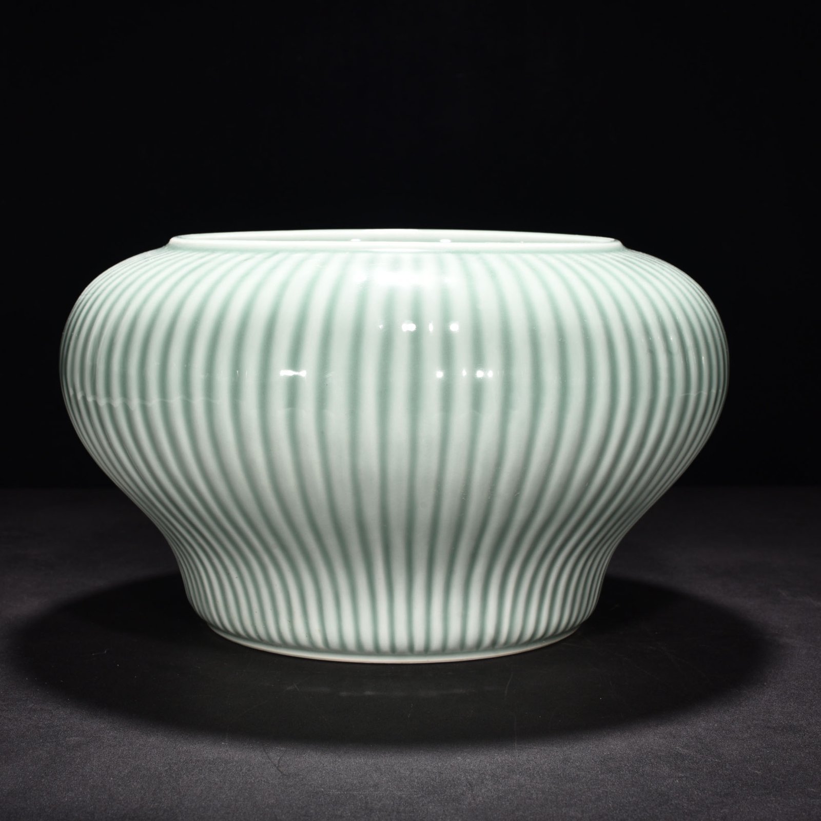 Qing Dynasty Qianlong pink celadon glaze line jar