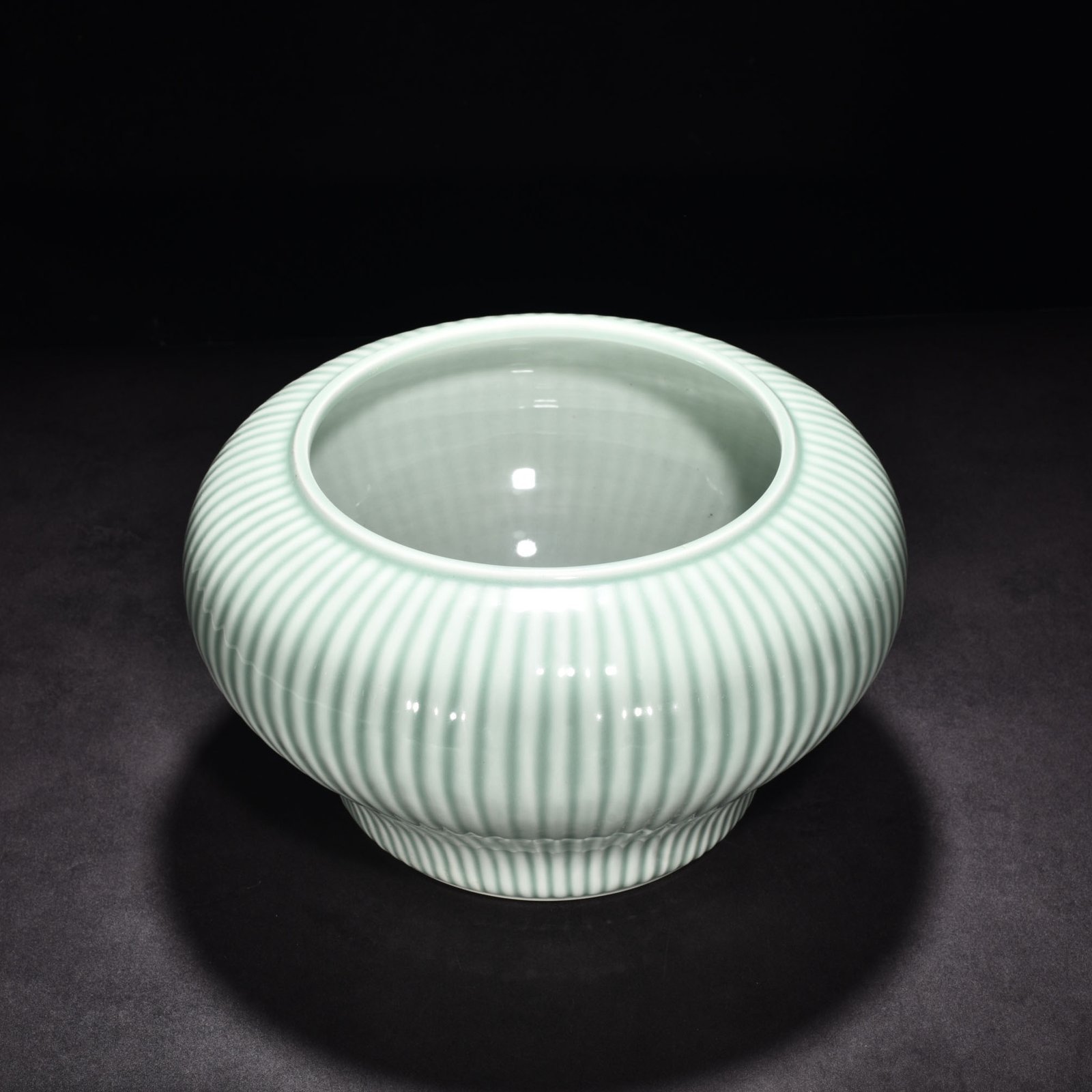 Qing Dynasty Qianlong pink celadon glaze line jar