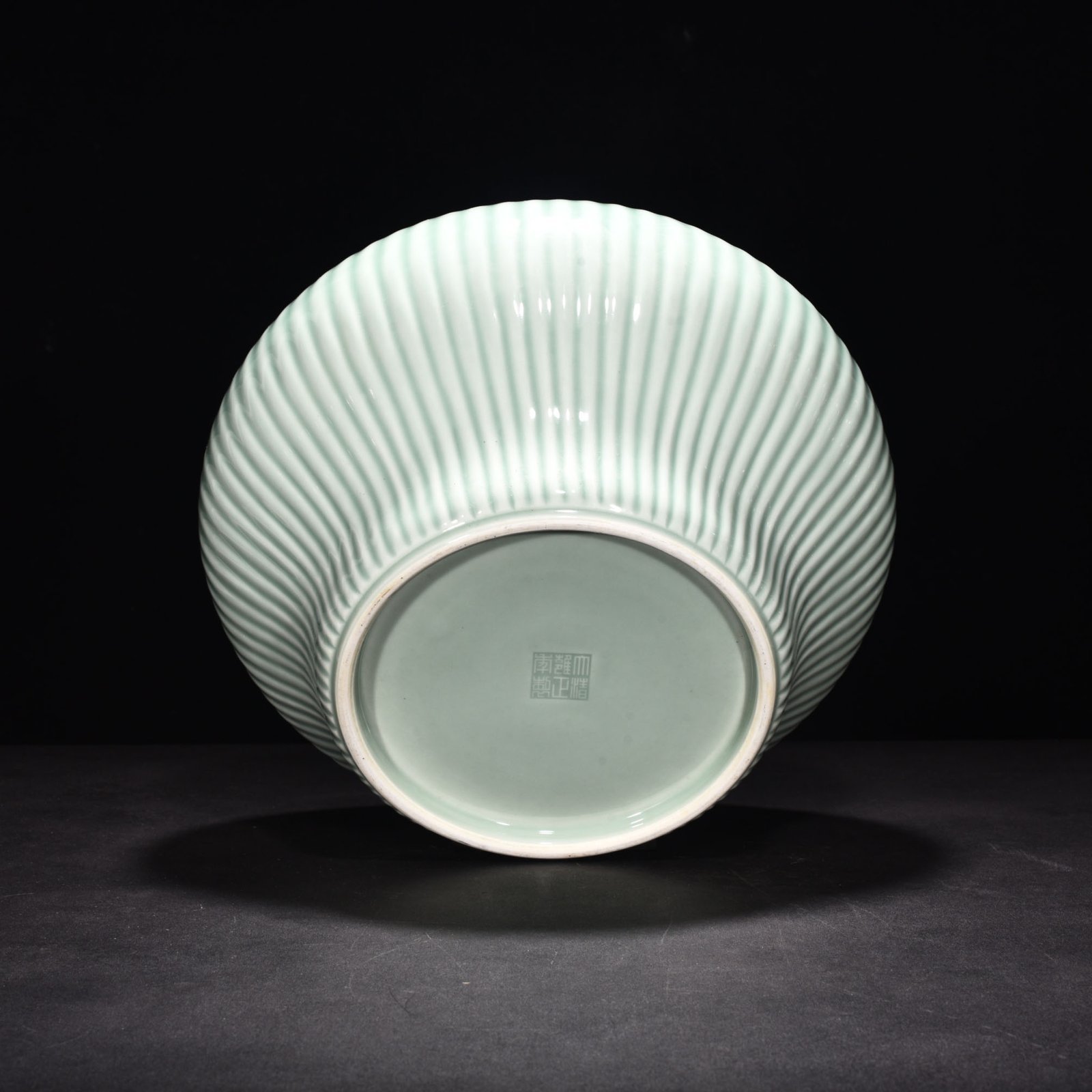Qing Dynasty Qianlong pink celadon glaze line jar