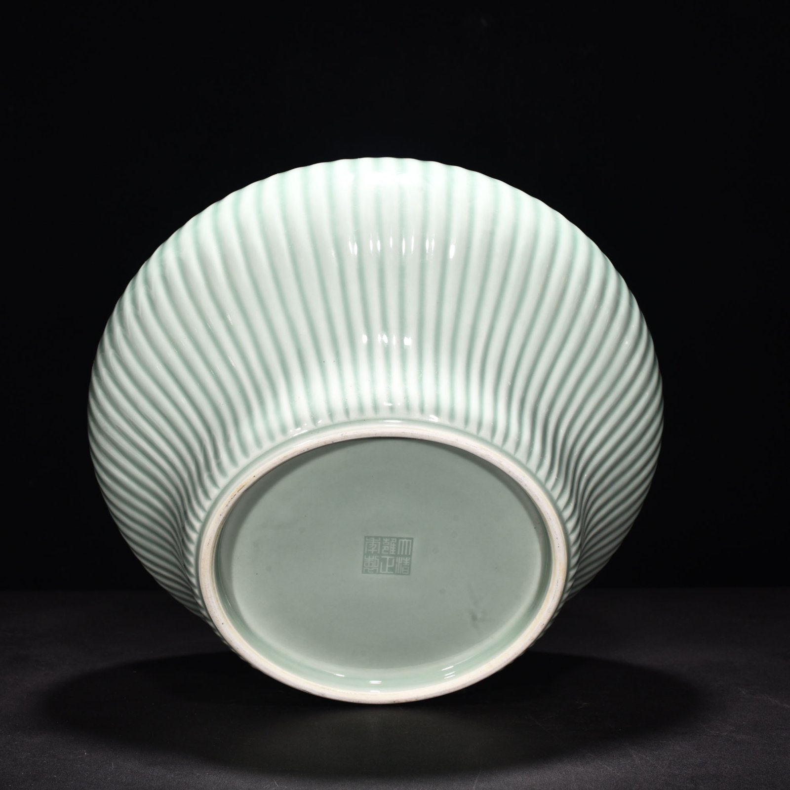 Qing Dynasty Qianlong pink celadon glaze line jar