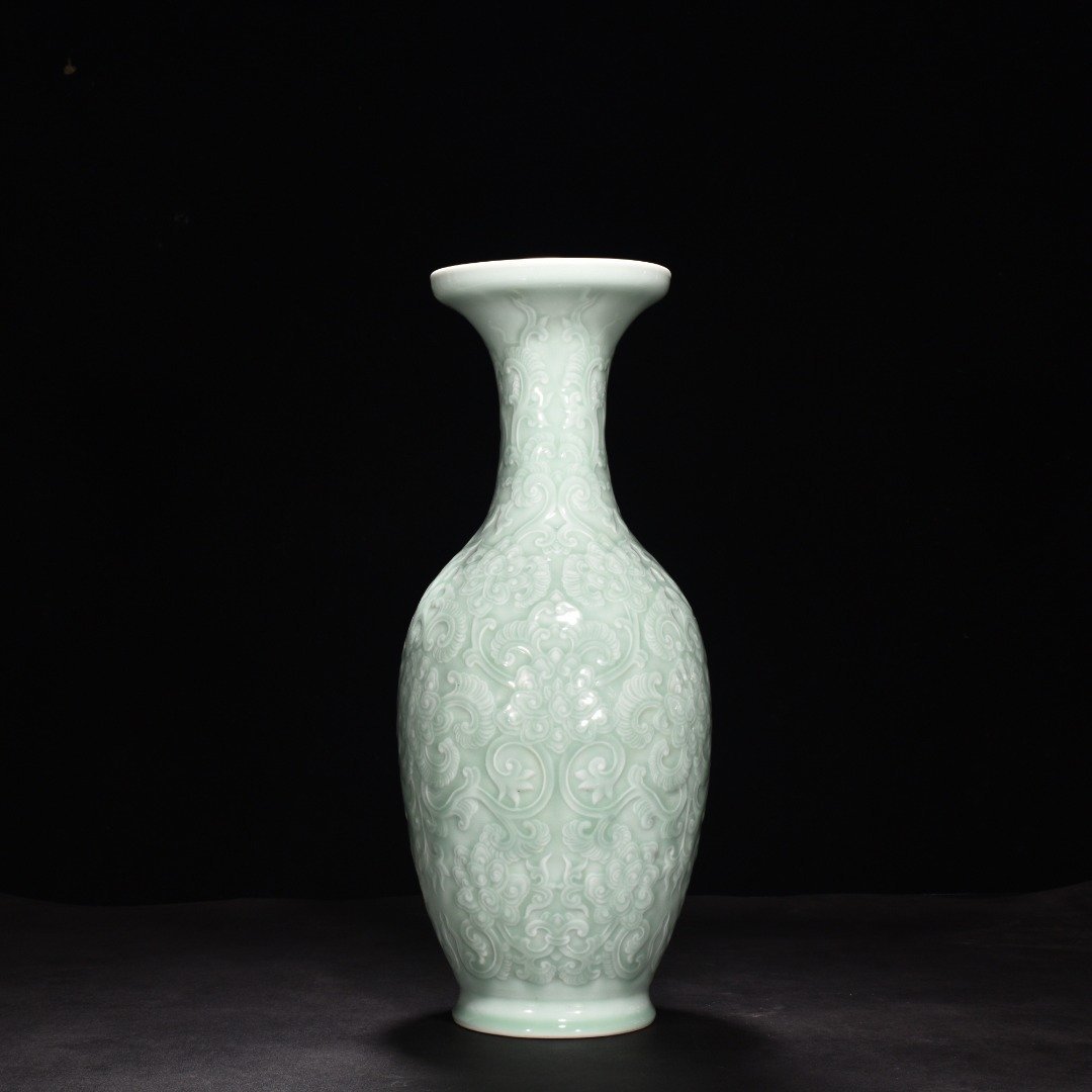 Qing Dynasty Qianlong pink celadon glaze carved dish vase with lotus