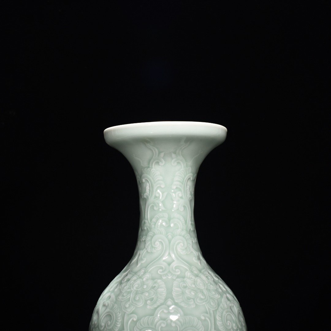 Qing Dynasty Qianlong pink celadon glaze carved dish vase with lotus