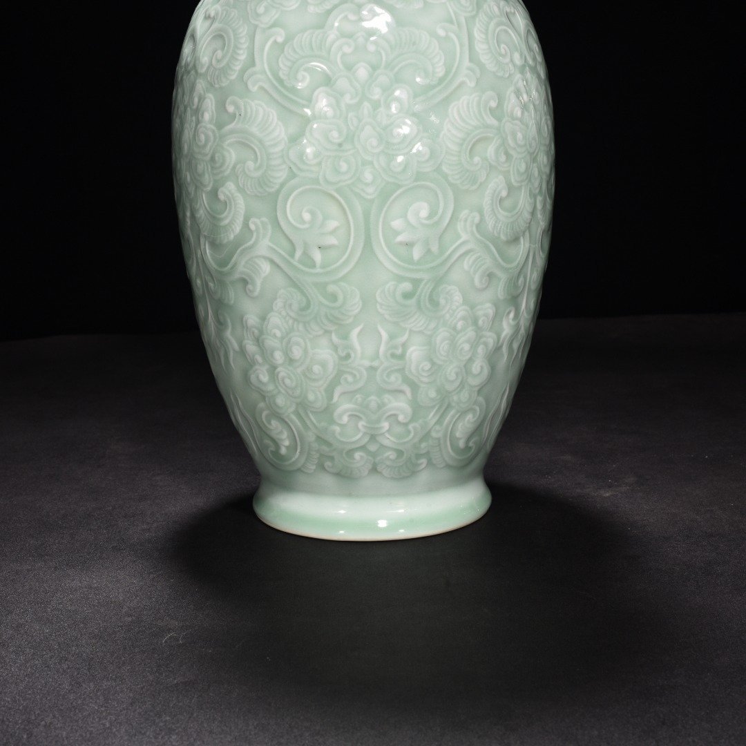 Qing Dynasty Qianlong pink celadon glaze carved dish vase with lotus