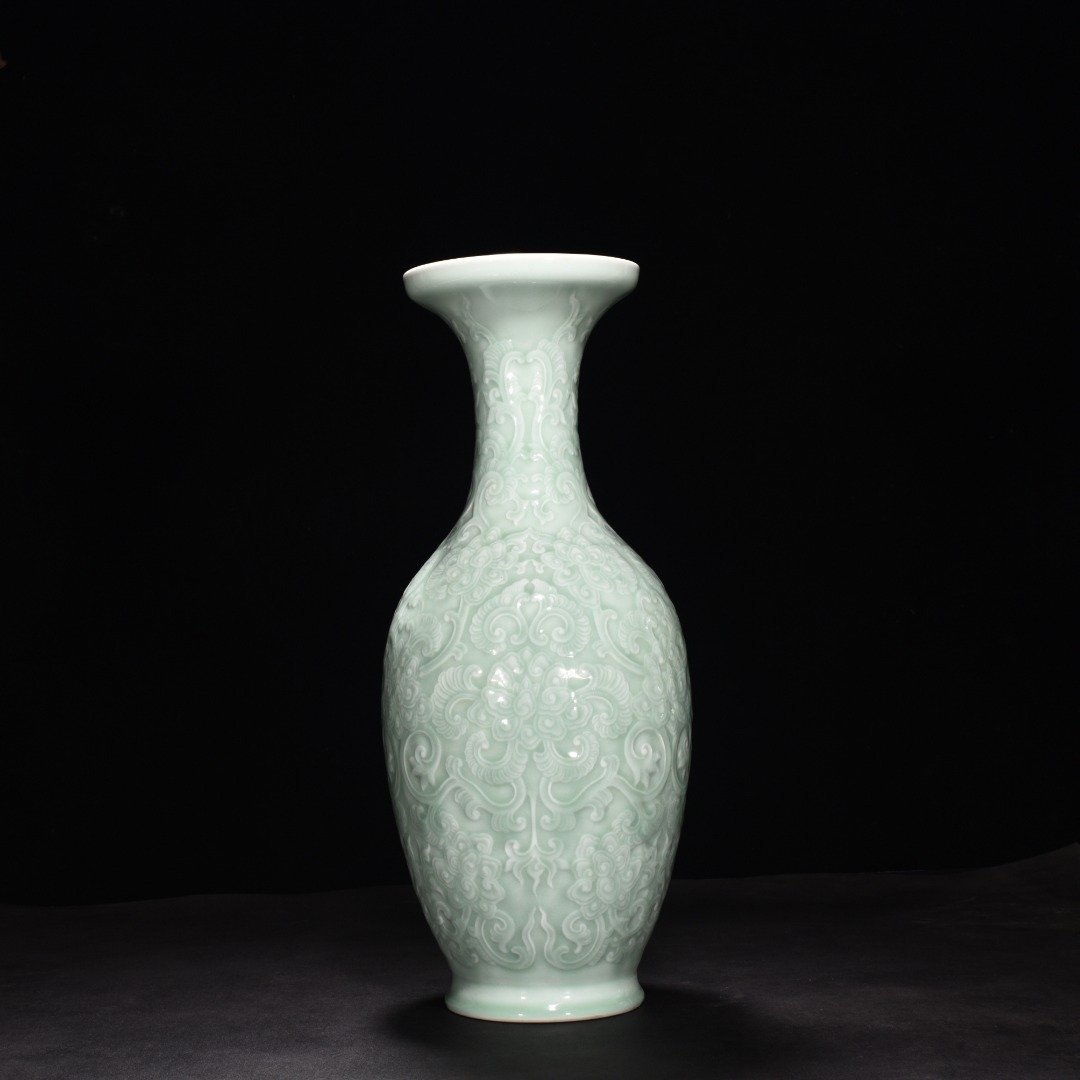 Qing Dynasty Qianlong pink celadon glaze carved dish vase with lotus