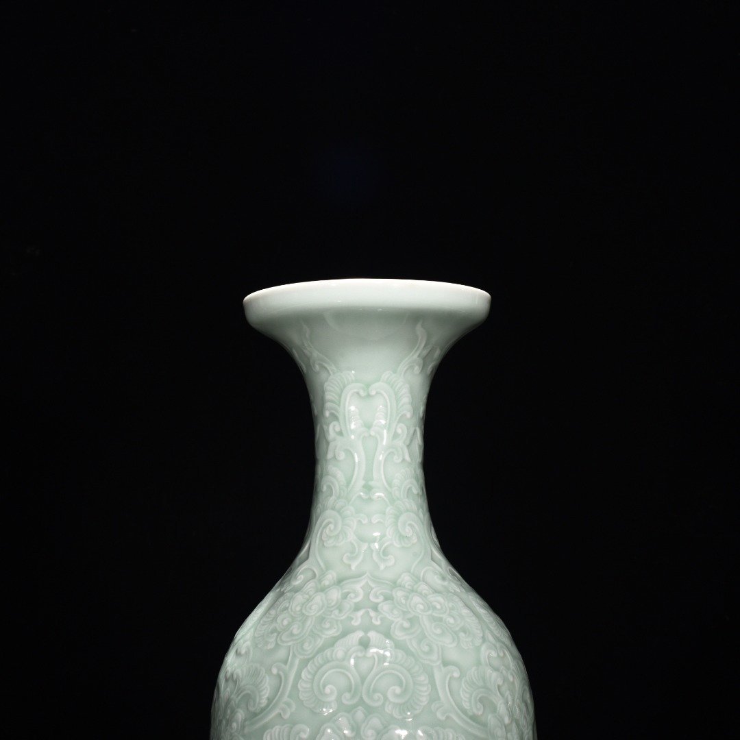 Qing Dynasty Qianlong pink celadon glaze carved dish vase with lotus