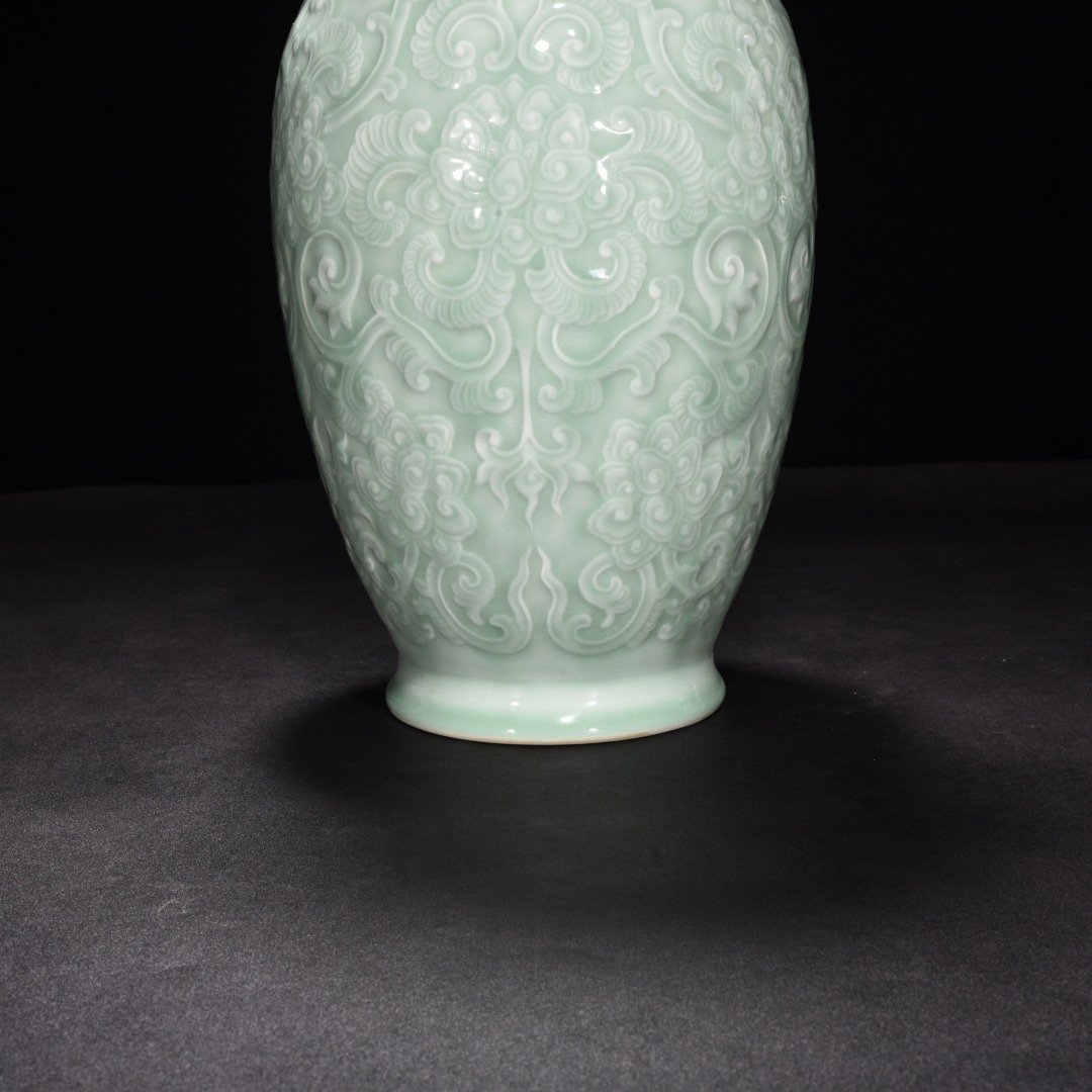 Qing Dynasty Qianlong pink celadon glaze carved dish vase with lotus