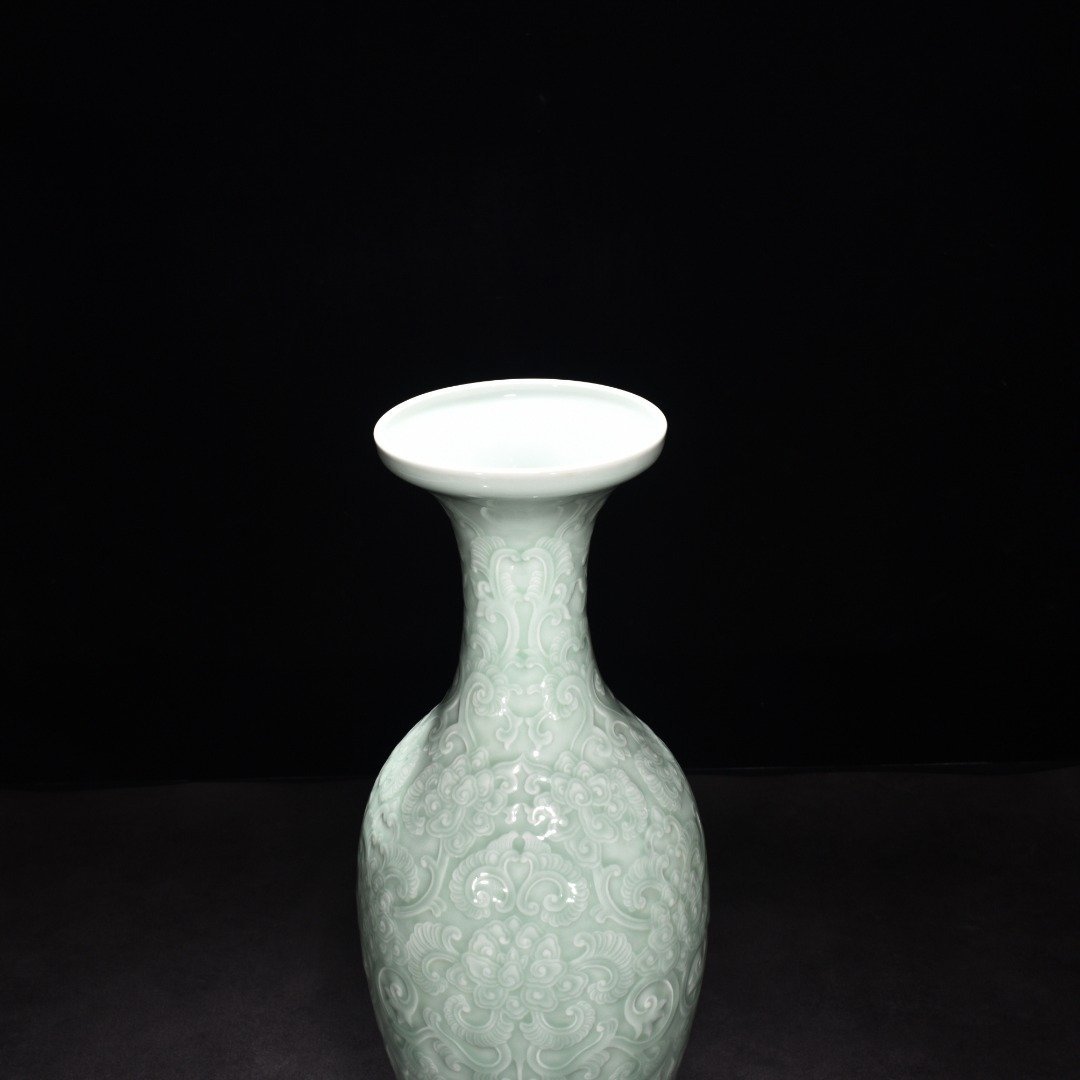 Qing Dynasty Qianlong pink celadon glaze carved dish vase with lotus